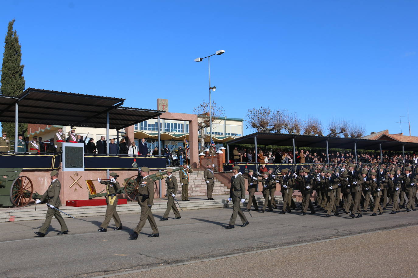 Los artilleros del Maca celebran con honores la festividad de su patrona con un acto militar. 