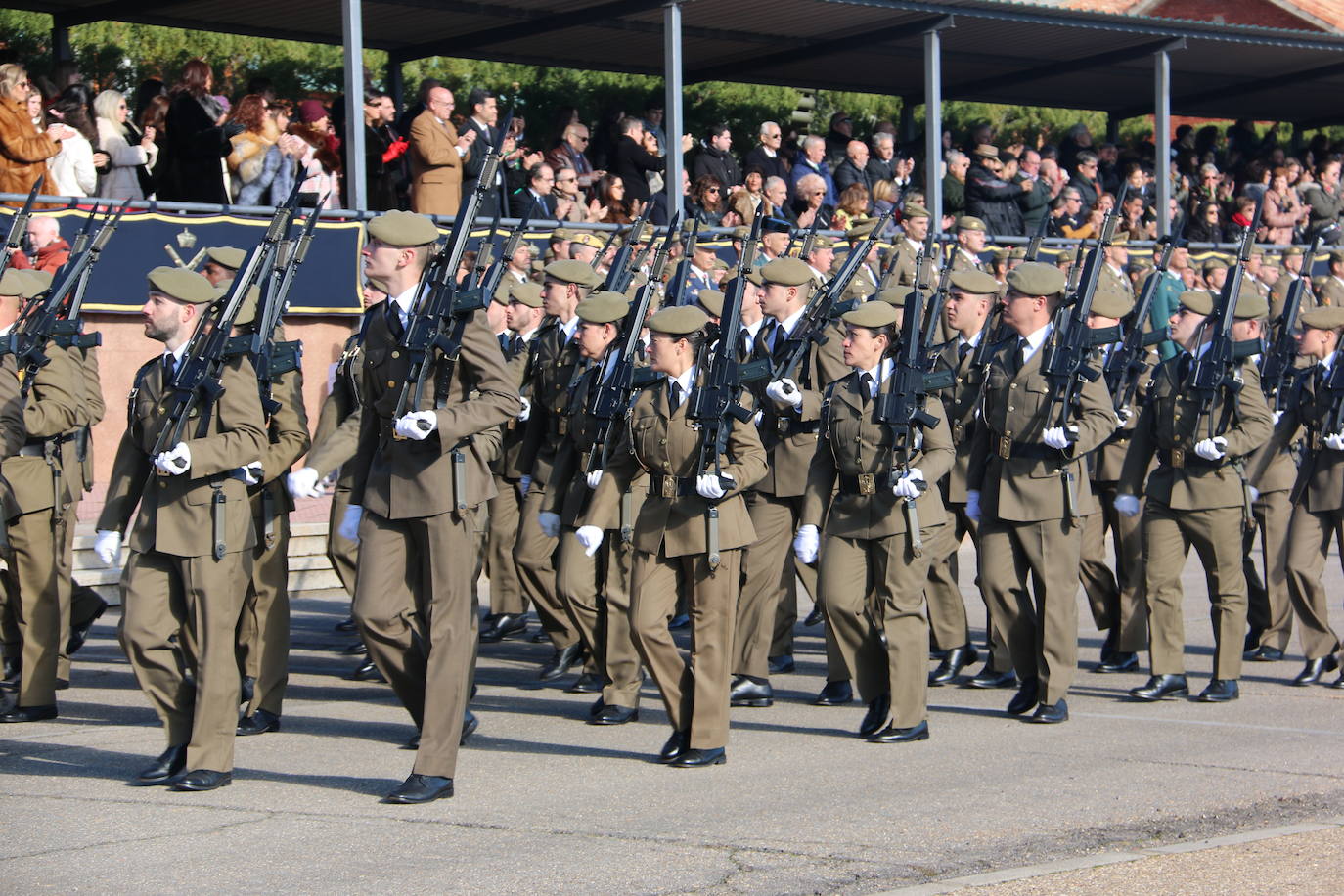 Los artilleros del Maca celebran con honores la festividad de su patrona con un acto militar. 