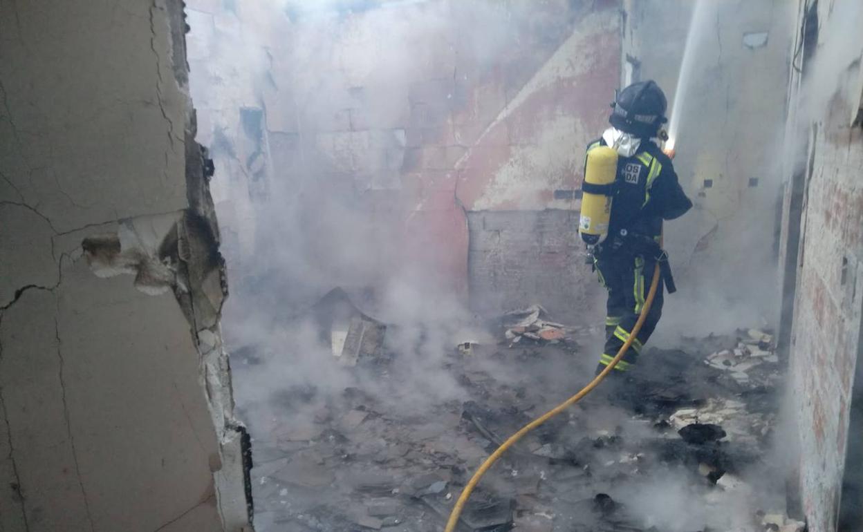 Bomberos de Ponferrada actuan en un incendio en la localidad de Vega de Yeres donde ha fallecido un hombre. 