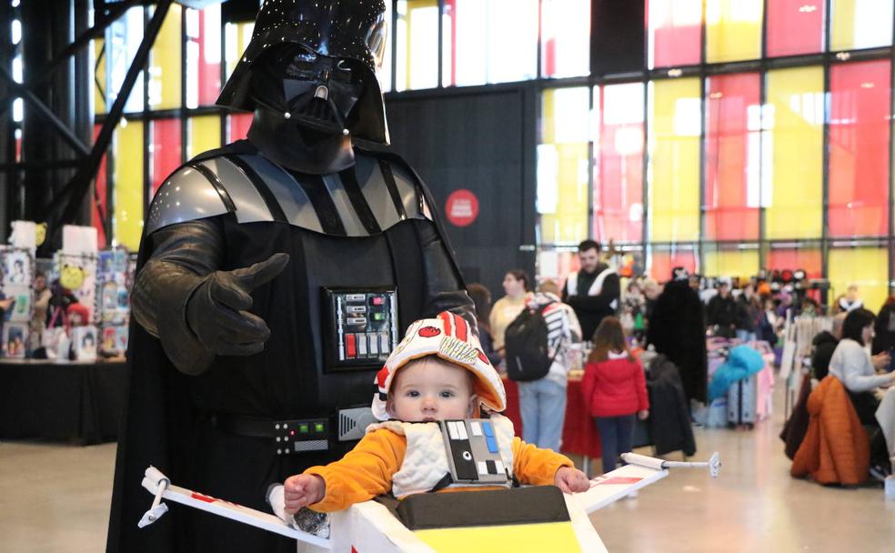 Un padre y un hijo en el Market Freak de León. 