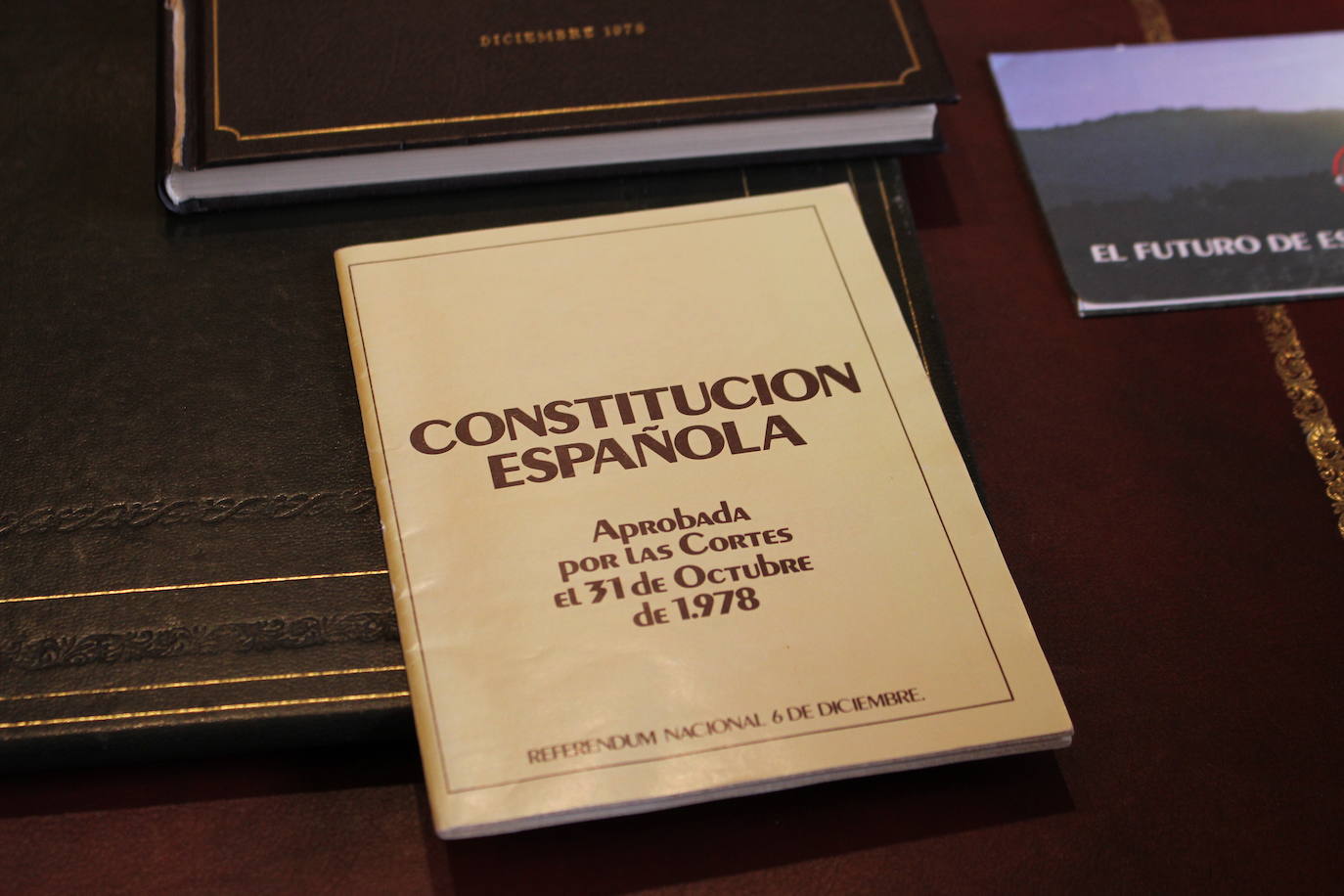 Algunas de las piezas que pertenecen a la colección de objetos relacionados con las Constituciones Españolas de Victor Miguélez. 