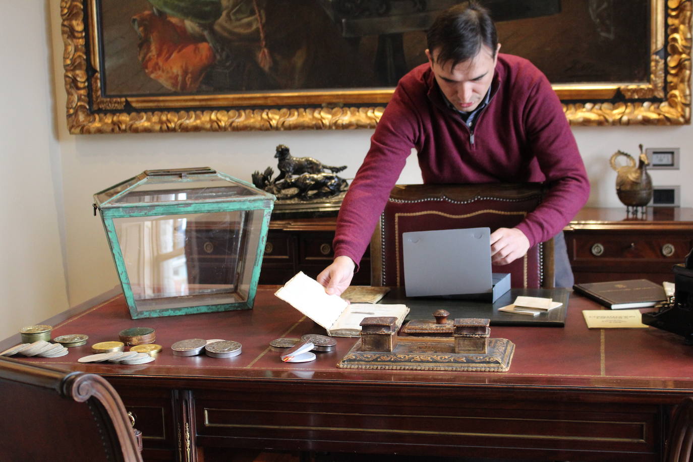 Algunas de las piezas que pertenecen a la colección de objetos relacionados con las Constituciones Españolas de Victor Miguélez. 