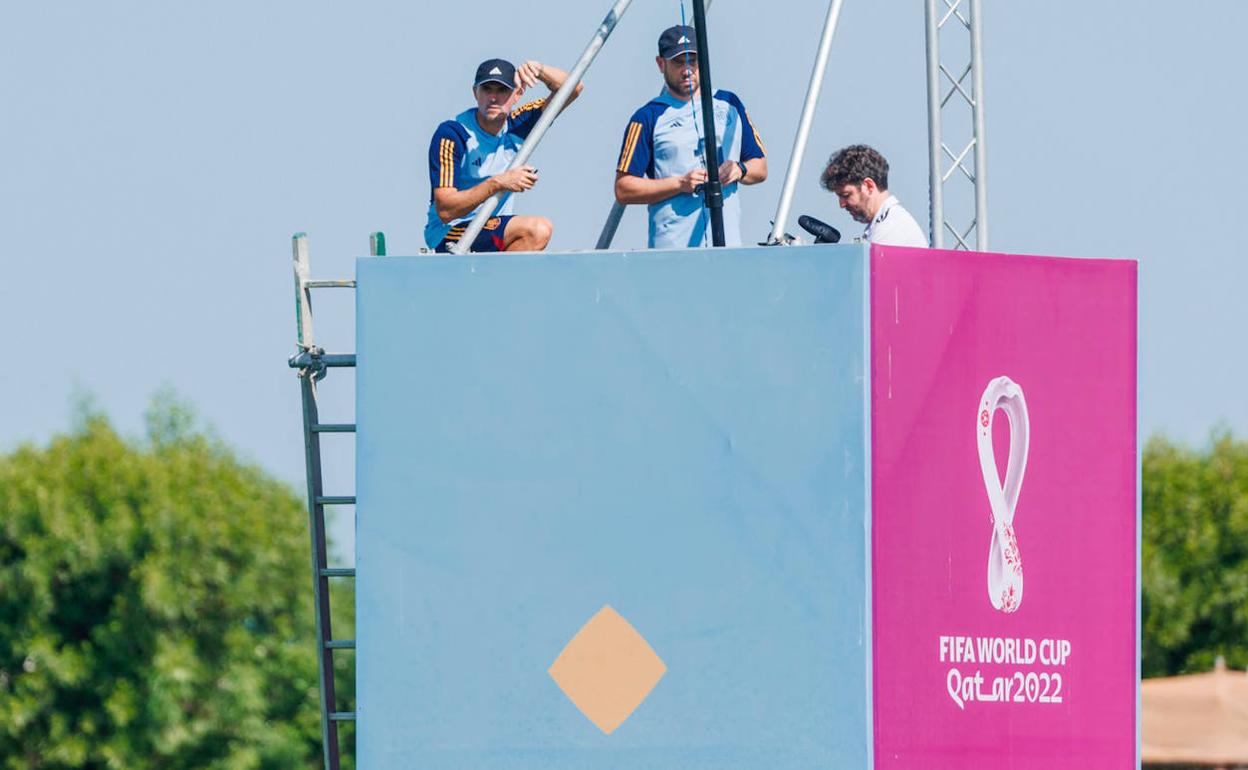 El técnico de la selección española de fútbol, Luis Enrique (i), durante el entrenamiento que el combinado español.