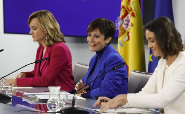 Sevilla, y no León, será la sede de la Agencia Espacial Española. La portavoz del Gobierno y ministra de Política Territorial, Isabel Rodríguez (c) junto con la ministra de Educación, Pilar Alegría (i) y la ministra de Comercio, Turismo e Industria, Reyes Maroto (d) durante la rueda de prensa tras el Consejo de Ministros este lunes en la Moncloa. 