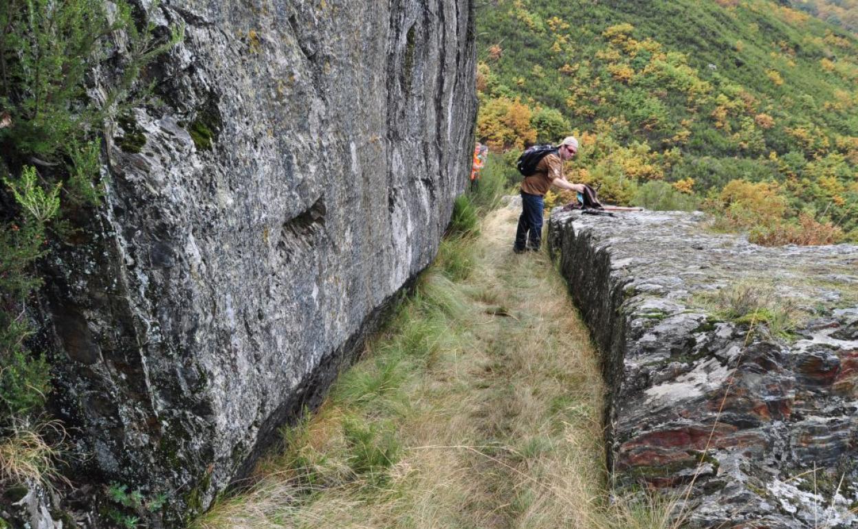 Canal romano en el valle del Oza.