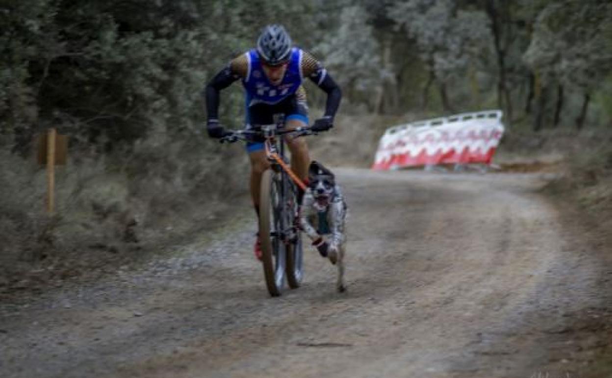 Edorta Zubiaurre, subcampeona en bikejogging, con su perro Elur