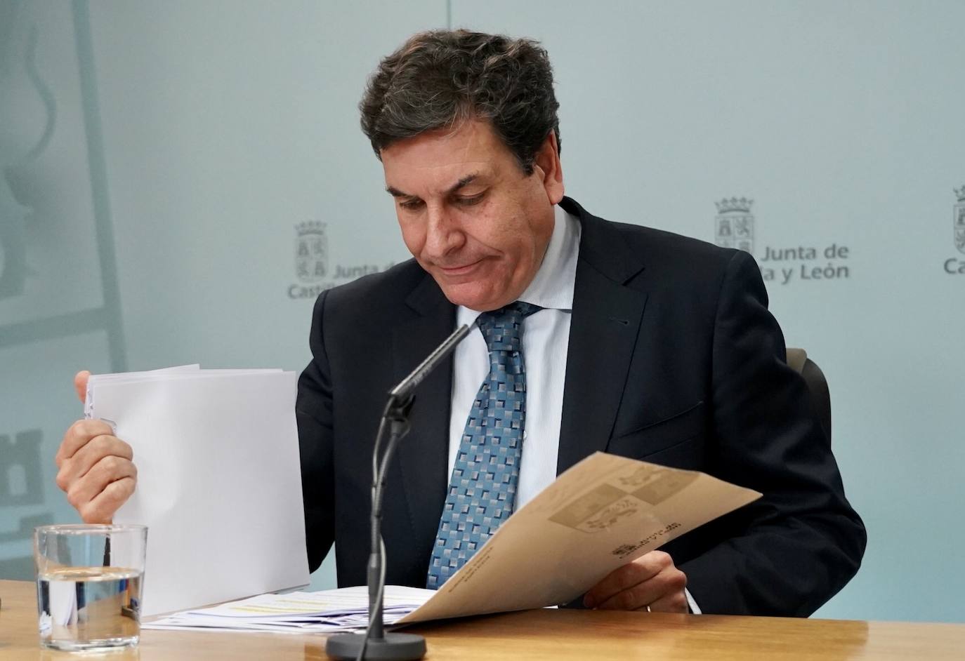 El consejero de Economía y Hacienda y portavoz, Carlos Fernández Carriedo, comparece en rueda de prensa posterior al Consejo de Gobierno.