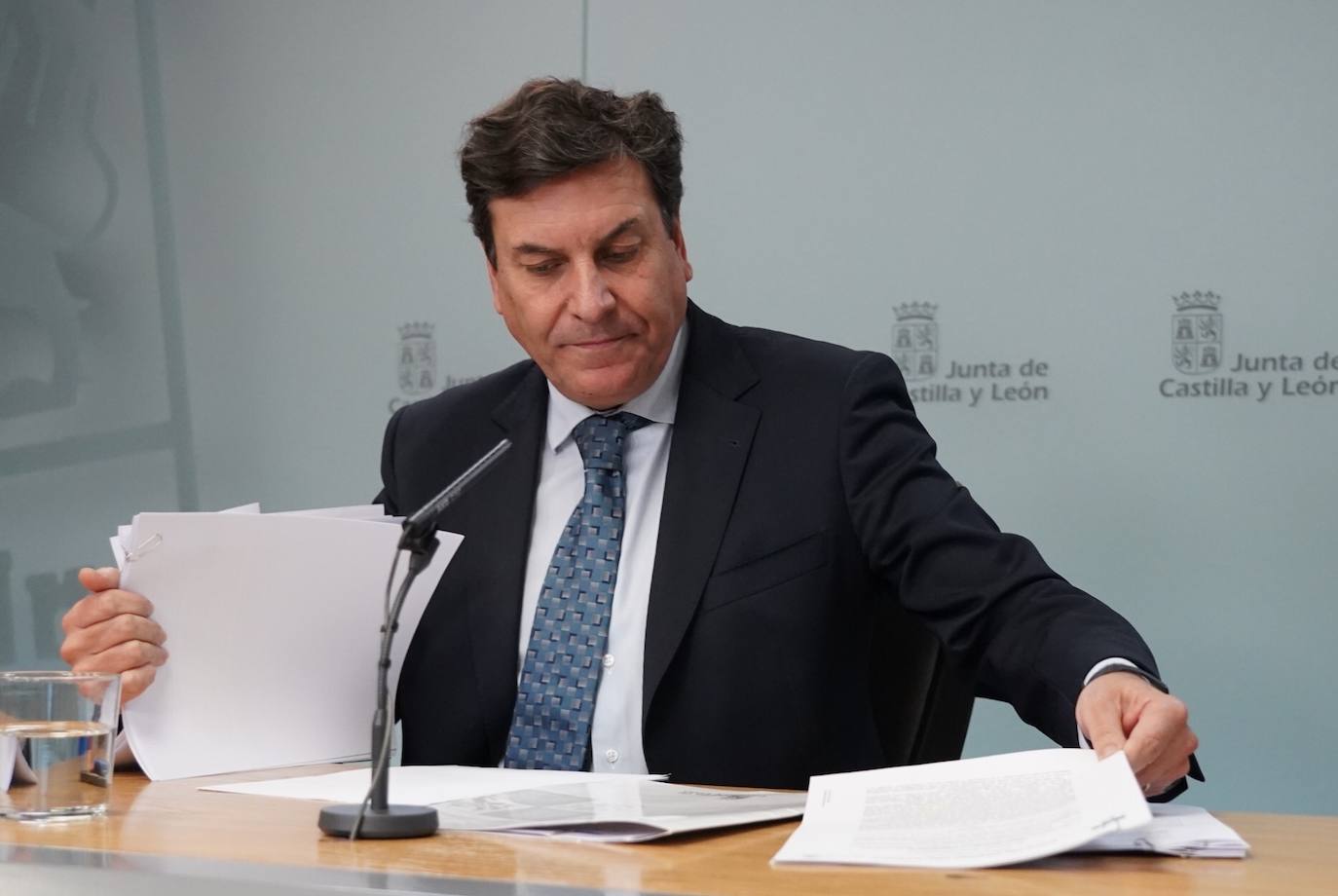 El consejero de Economía y Hacienda y portavoz, Carlos Fernández Carriedo, comparece en rueda de prensa posterior al Consejo de Gobierno.