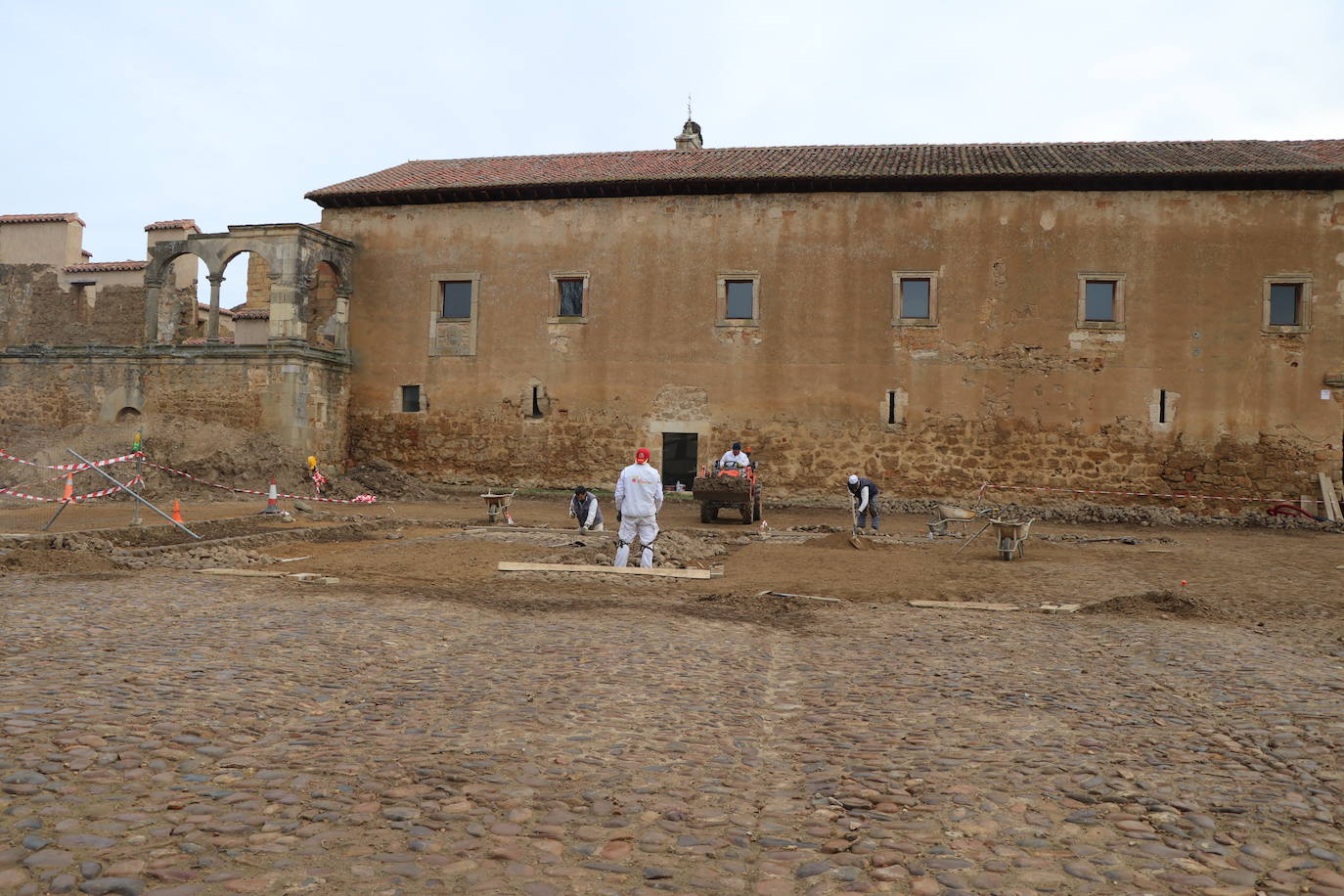 El Programa R del ILC aporta 270.000 euros de unas ayudas totales que ascienden a 450.000 para recuperar el empedrado original de patio de la Portería del Monasterio de Santa María de Sandoval así como restaurar la fachada de La Panera.