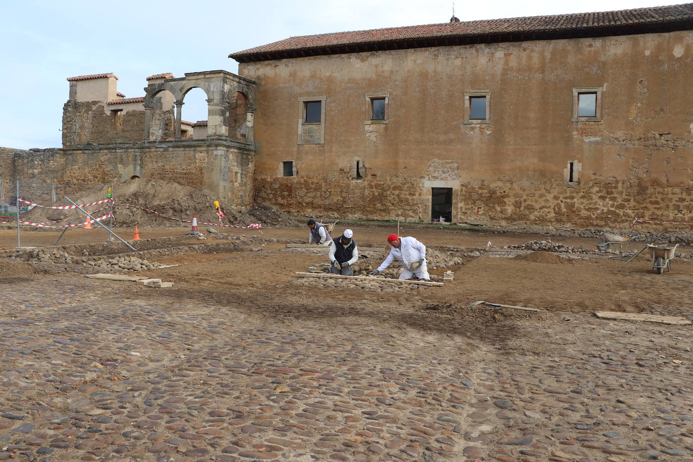 El Programa R del ILC aporta 270.000 euros de unas ayudas totales que ascienden a 450.000 para recuperar el empedrado original de patio de la Portería del Monasterio de Santa María de Sandoval así como restaurar la fachada de La Panera.