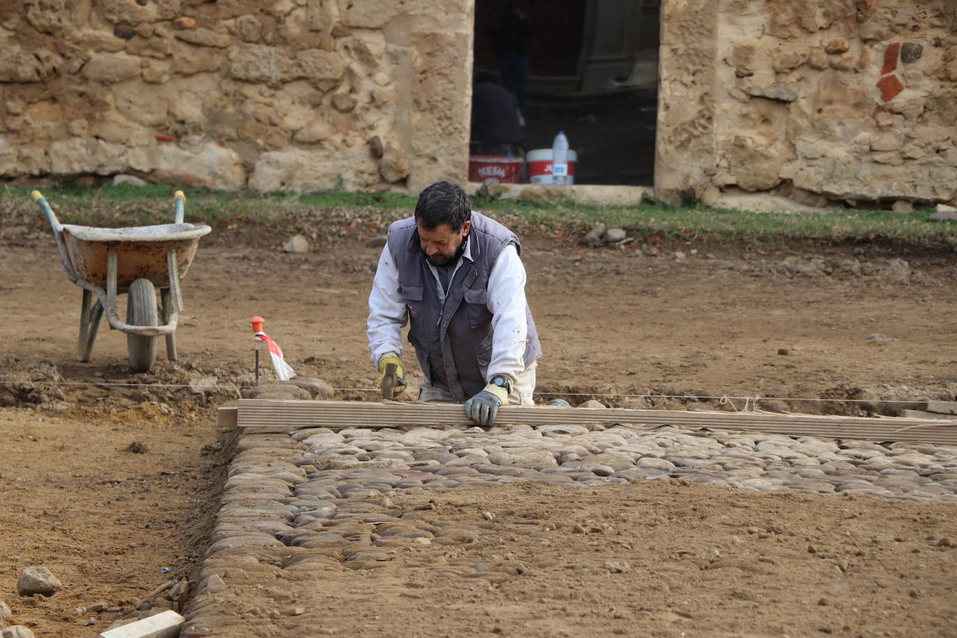 El Programa R del ILC aporta 270.000 euros de unas ayudas totales que ascienden a 450.000 para recuperar el empedrado original de patio de la Portería del Monasterio de Santa María de Sandoval así como restaurar la fachada de La Panera.