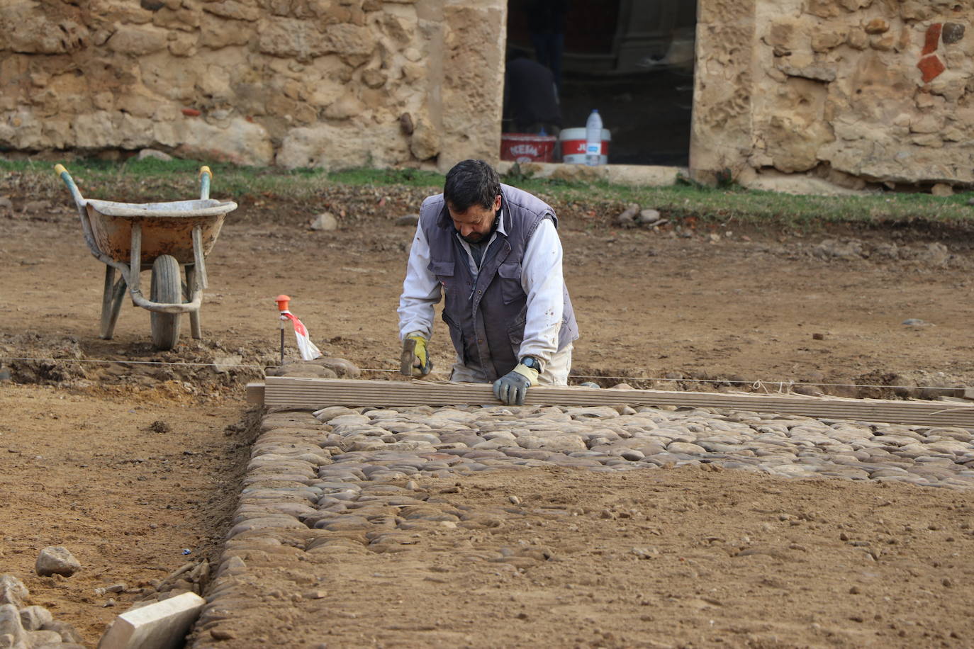 El Programa R del ILC aporta 270.000 euros de unas ayudas totales que ascienden a 450.000 para recuperar el empedrado original de patio de la Portería del Monasterio de Santa María de Sandoval así como restaurar la fachada de La Panera.