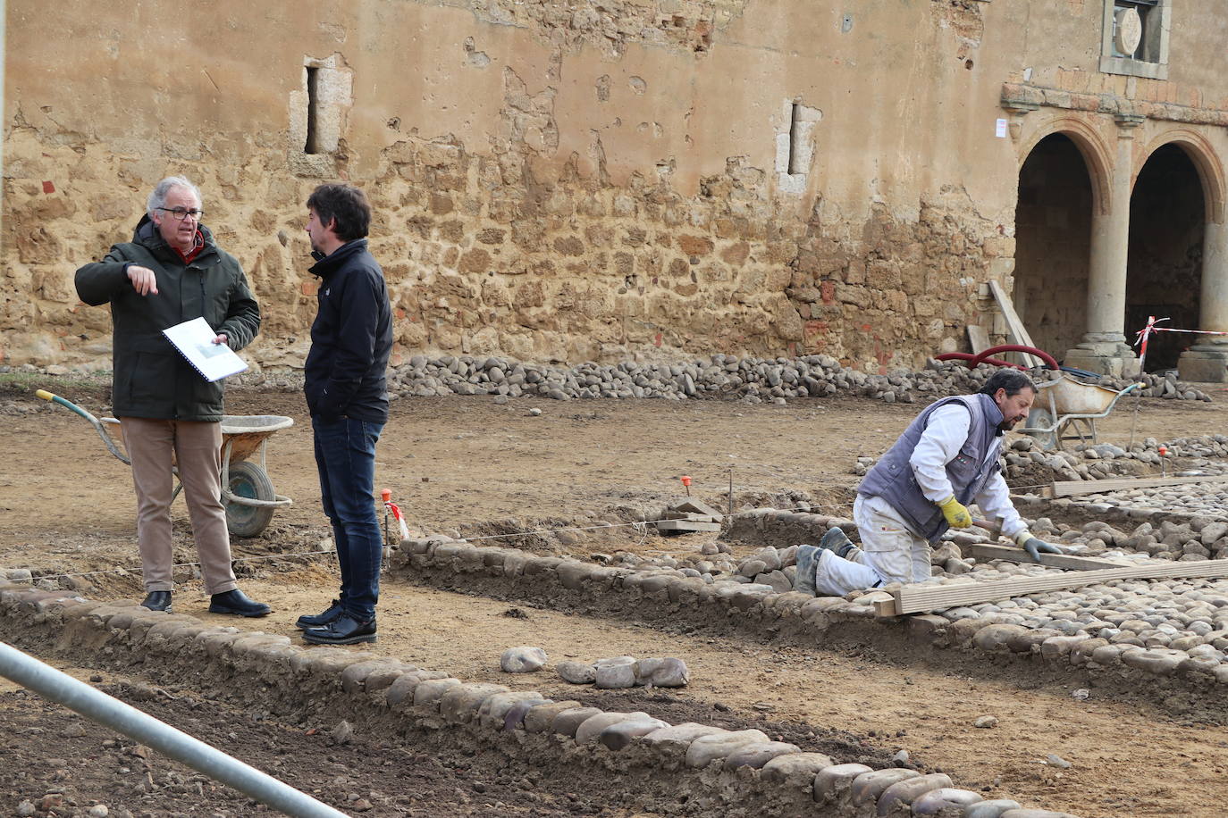 El Programa R del ILC aporta 270.000 euros de unas ayudas totales que ascienden a 450.000 para recuperar el empedrado original de patio de la Portería del Monasterio de Santa María de Sandoval así como restaurar la fachada de La Panera.