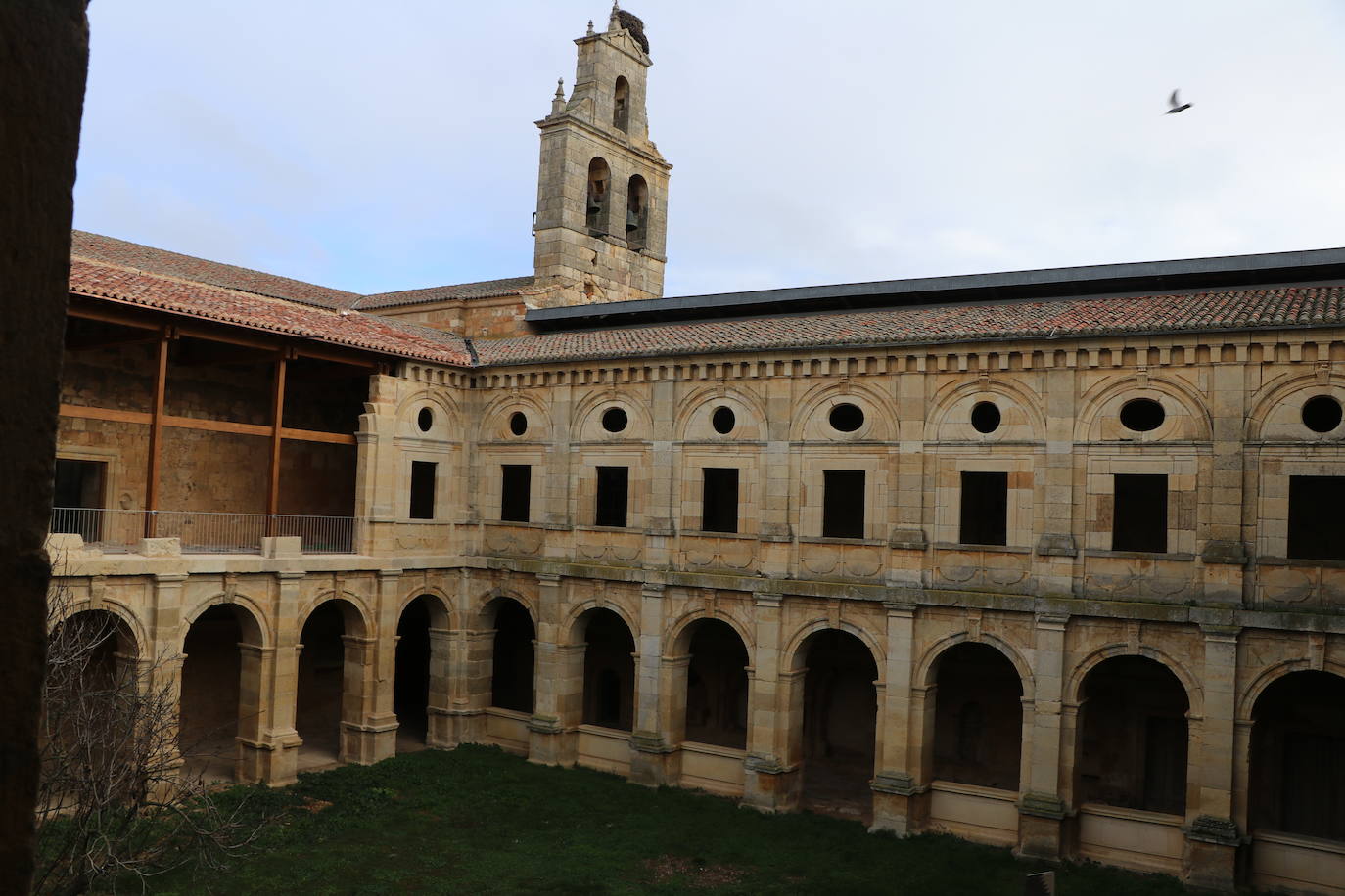 El Programa R del ILC aporta 270.000 euros de unas ayudas totales que ascienden a 450.000 para recuperar el empedrado original de patio de la Portería del Monasterio de Santa María de Sandoval así como restaurar la fachada de La Panera.