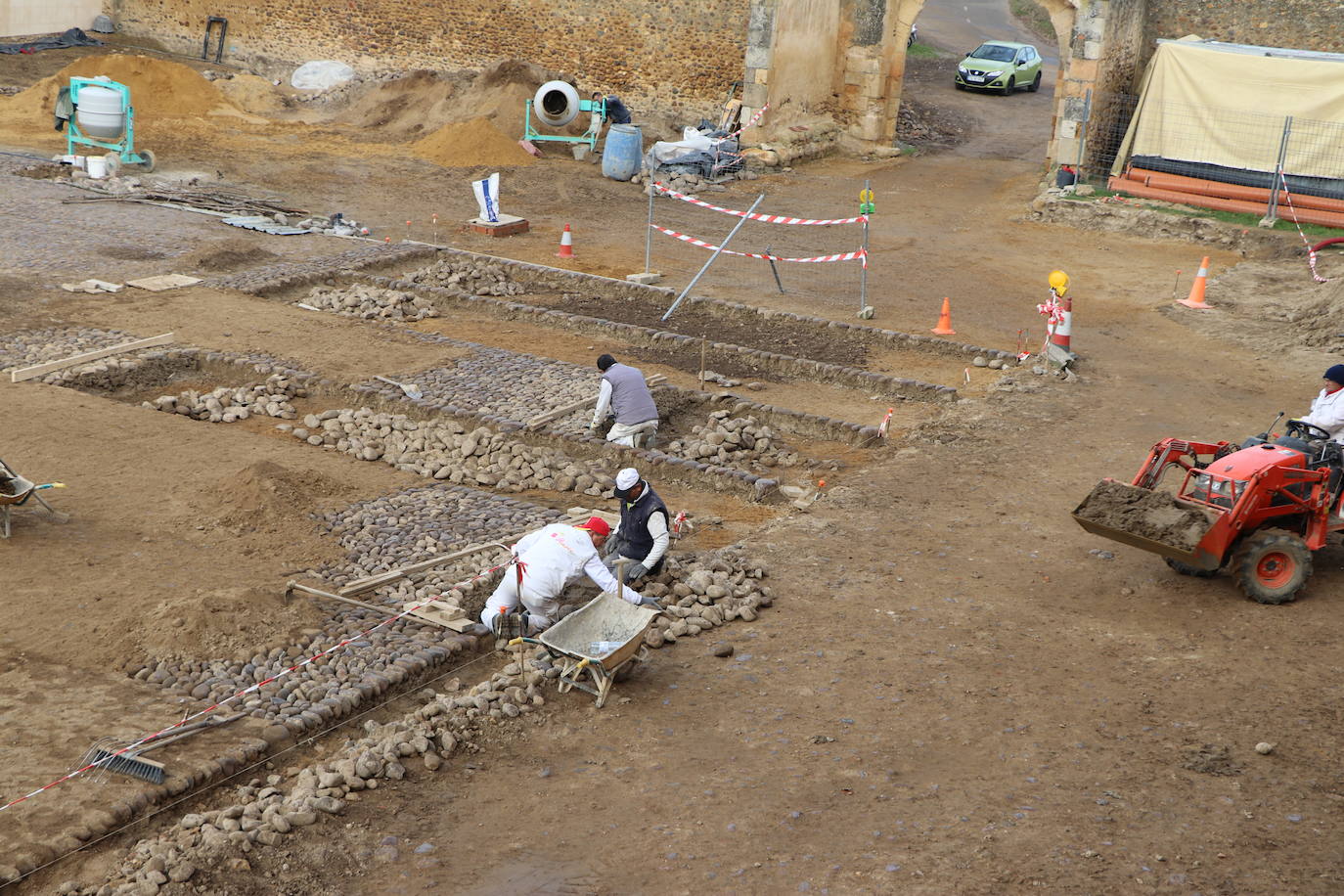 El Programa R del ILC aporta 270.000 euros de unas ayudas totales que ascienden a 450.000 para recuperar el empedrado original de patio de la Portería del Monasterio de Santa María de Sandoval así como restaurar la fachada de La Panera.