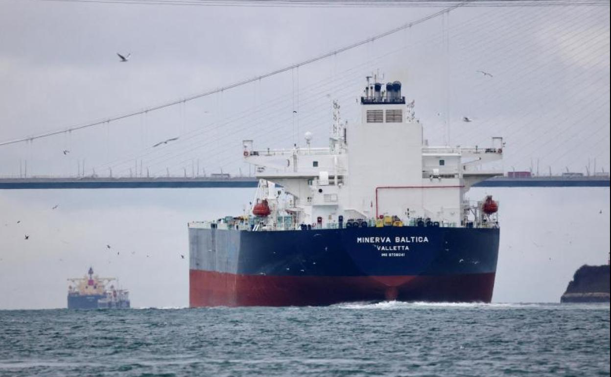 El petrolero de crudo con bandera maltesa 'Minerva Baltica' navega en el Bósforo, en su ruta hacia el mar Negro, en Estambul. 