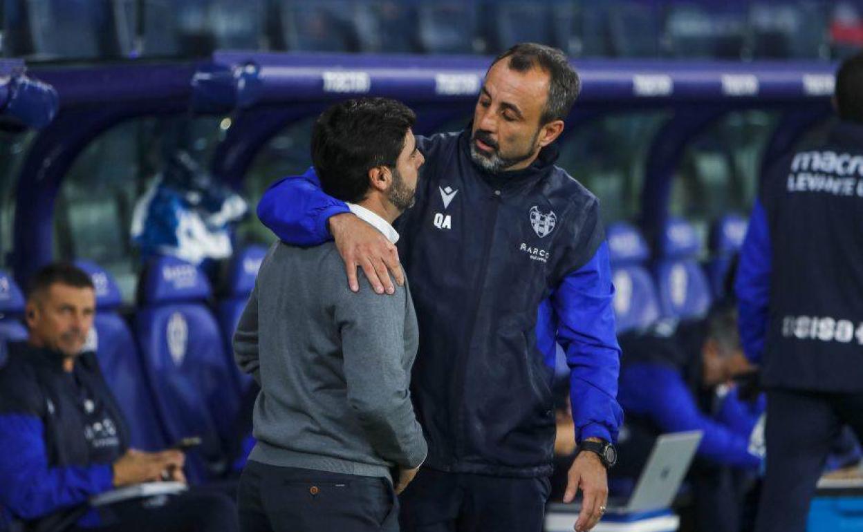 David Gallego, entrenador de la Ponferradina, saluda al segundo entrenador del Levante UD. 