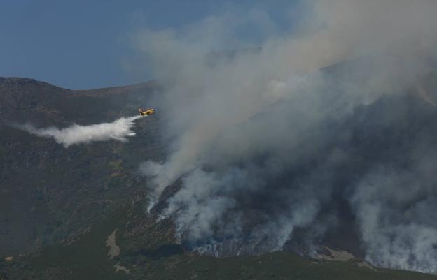 Un avión arroja agua sobre el incendio en los Montes de Valdueza en León durante el pasado verano. 