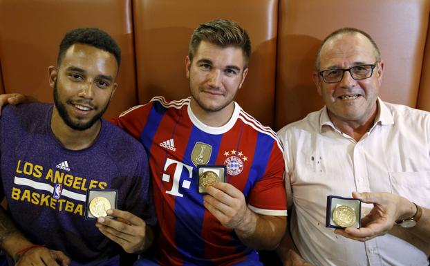 Los soldados norteamericanos Anthony Sadler y Aleck Sharlato, junto al ciudadano británico Chris Norman, fueron premiados por reducir al atacante del tren. 