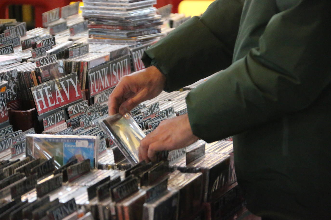 Los vinilos, la ropa sesentera y los objetos de coleccionista protagonizan el mercadillo vintage del 'Purple Weekend'.