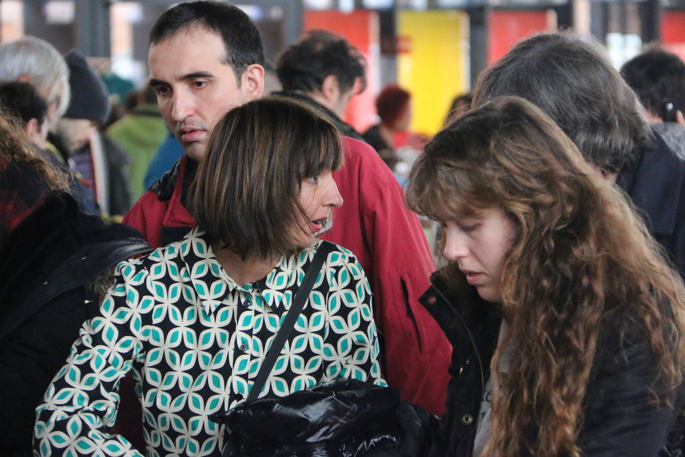 Los vinilos, la ropa sesentera y los objetos de coleccionista protagonizan el mercadillo vintage del 'Purple Weekend'.