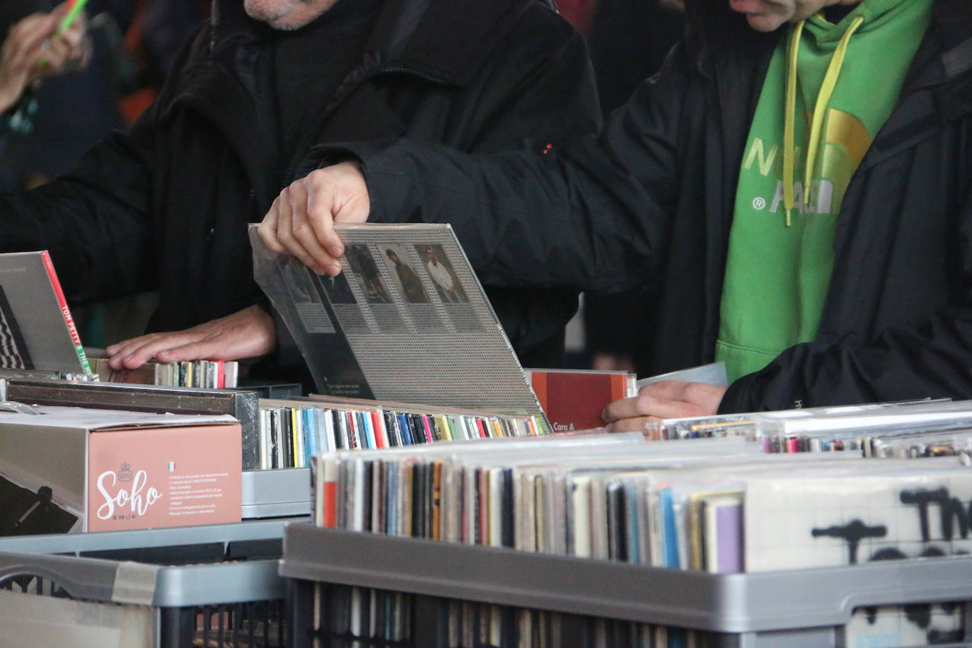 Los vinilos, la ropa sesentera y los objetos de coleccionista protagonizan el mercadillo vintage del 'Purple Weekend'.