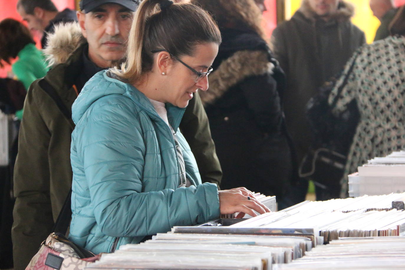 Los vinilos, la ropa sesentera y los objetos de coleccionista protagonizan el mercadillo vintage del 'Purple Weekend'.