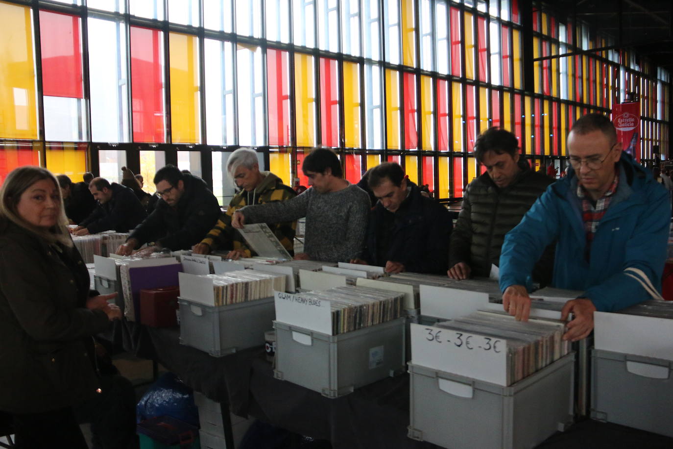 Los vinilos, la ropa sesentera y los objetos de coleccionista protagonizan el mercadillo vintage del 'Purple Weekend'.