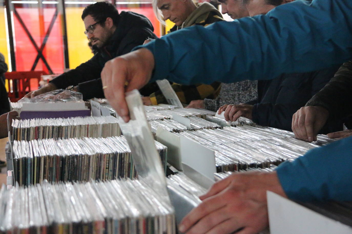 Los vinilos, la ropa sesentera y los objetos de coleccionista protagonizan el mercadillo vintage del 'Purple Weekend'.