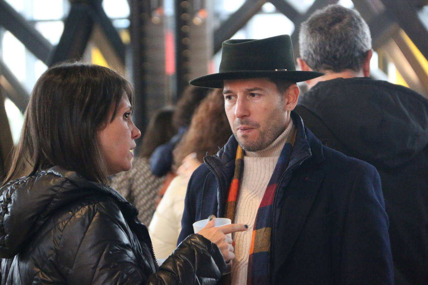 Los vinilos, la ropa sesentera y los objetos de coleccionista protagonizan el mercadillo vintage del 'Purple Weekend'.