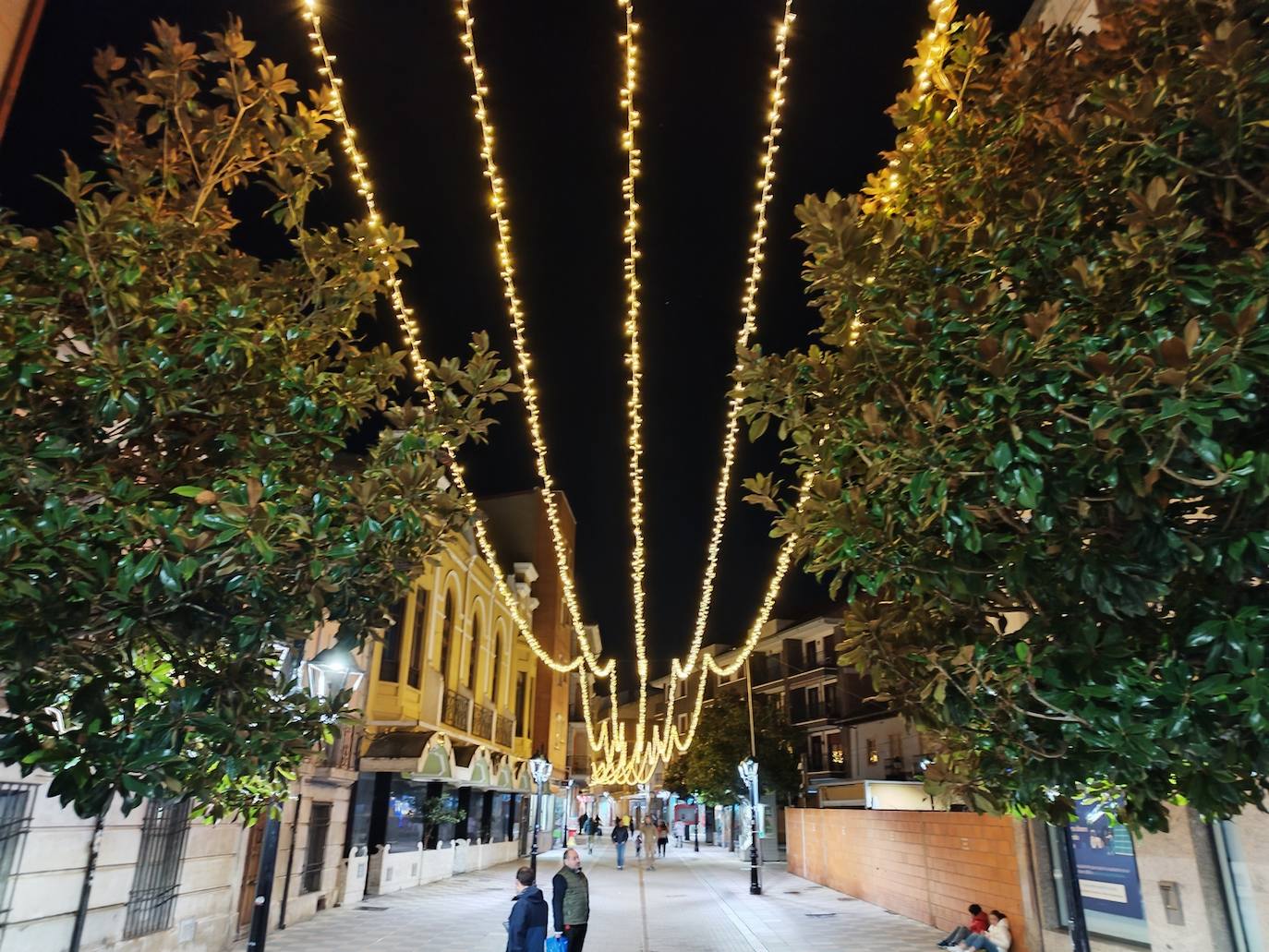 Fotos: Las luces ya iluminan Coyanza