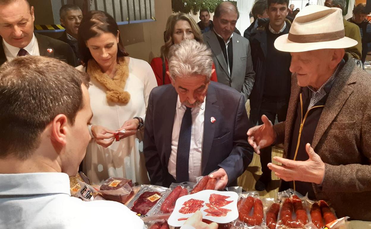 El presidente de Cantabria acude al puesto de la provincia invitada, León, durante su feria de productos.