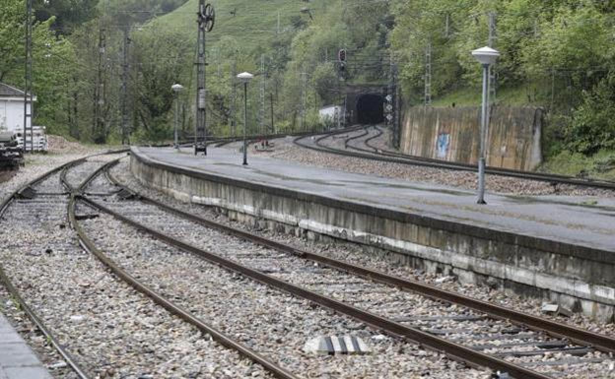 Un tramo de la línea férrea entre el Principado y León, cortada ahora por el accidente.