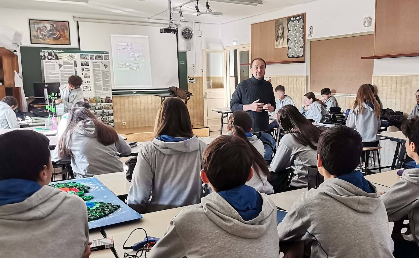 l arquitecto Jose Carlos Álvarez Moratiel explicó a los alumnos los mecanismos para la mejora del hábitat a través de una exposición en la Galería Didáctica, el pasillo y el aula de Plástica del colegio marista San José.