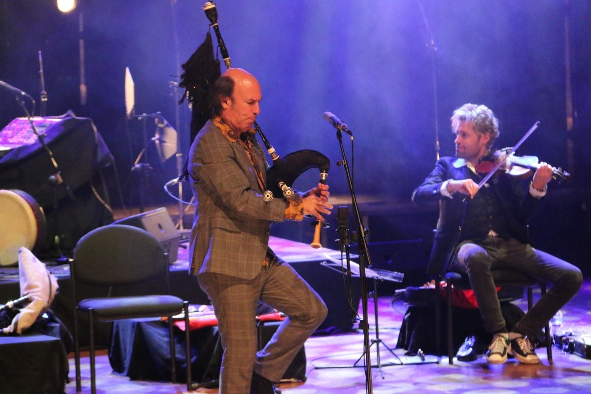 El gaitero Carlos Núñez ha ofrecido un concierto cargado de emociones y sabor leonés este sábado en el Auditorio Ciudad de León