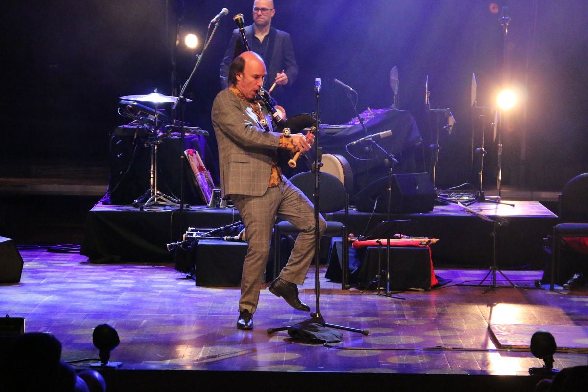 El gaitero Carlos Núñez ha ofrecido un concierto cargado de emociones y sabor leonés este sábado en el Auditorio Ciudad de León