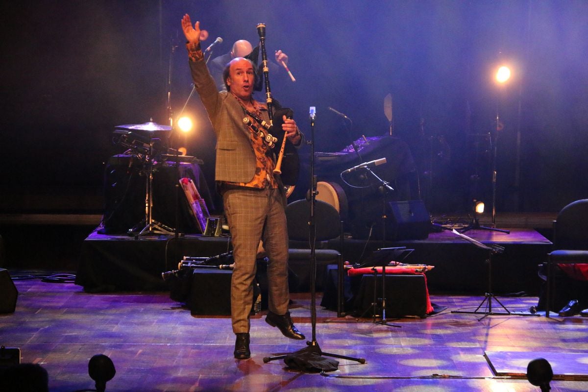 El gaitero Carlos Núñez ha ofrecido un concierto cargado de emociones y sabor leonés este sábado en el Auditorio Ciudad de León