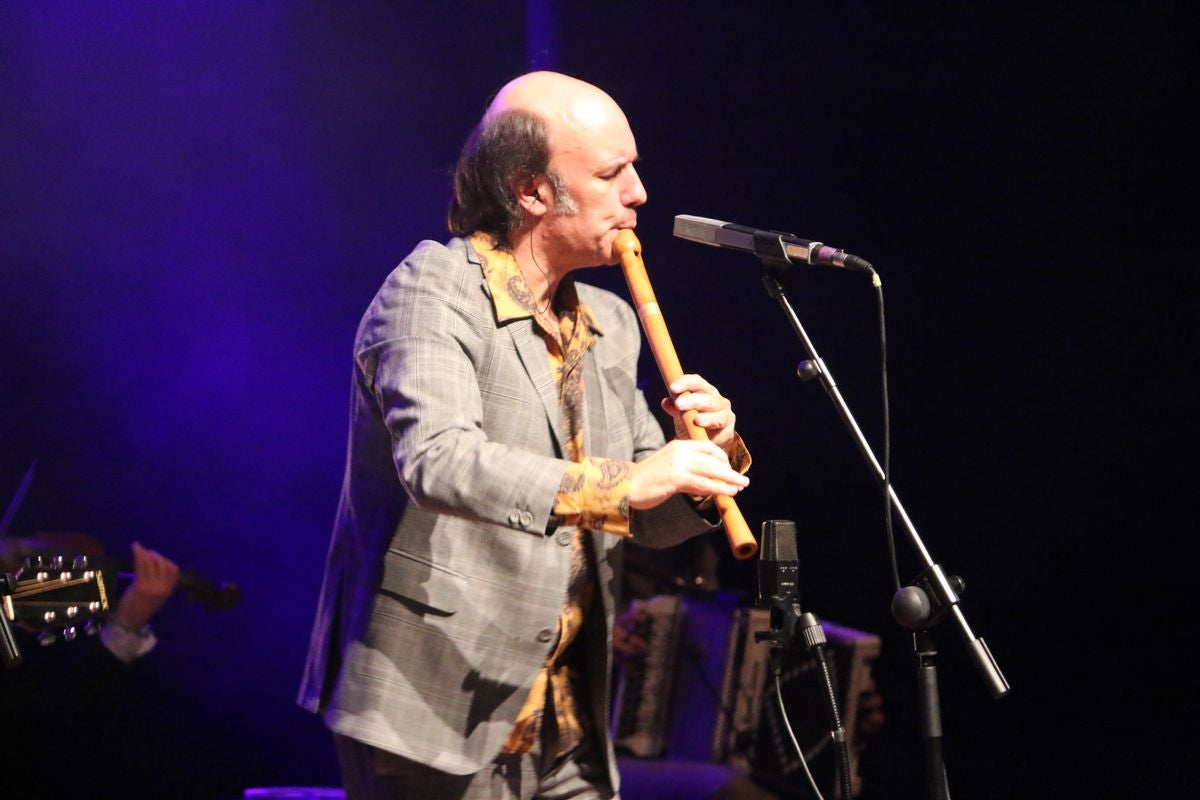 El gaitero Carlos Núñez ha ofrecido un concierto cargado de emociones y sabor leonés este sábado en el Auditorio Ciudad de León