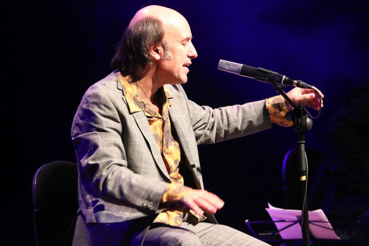 El gaitero Carlos Núñez ha ofrecido un concierto cargado de emociones y sabor leonés este sábado en el Auditorio Ciudad de León