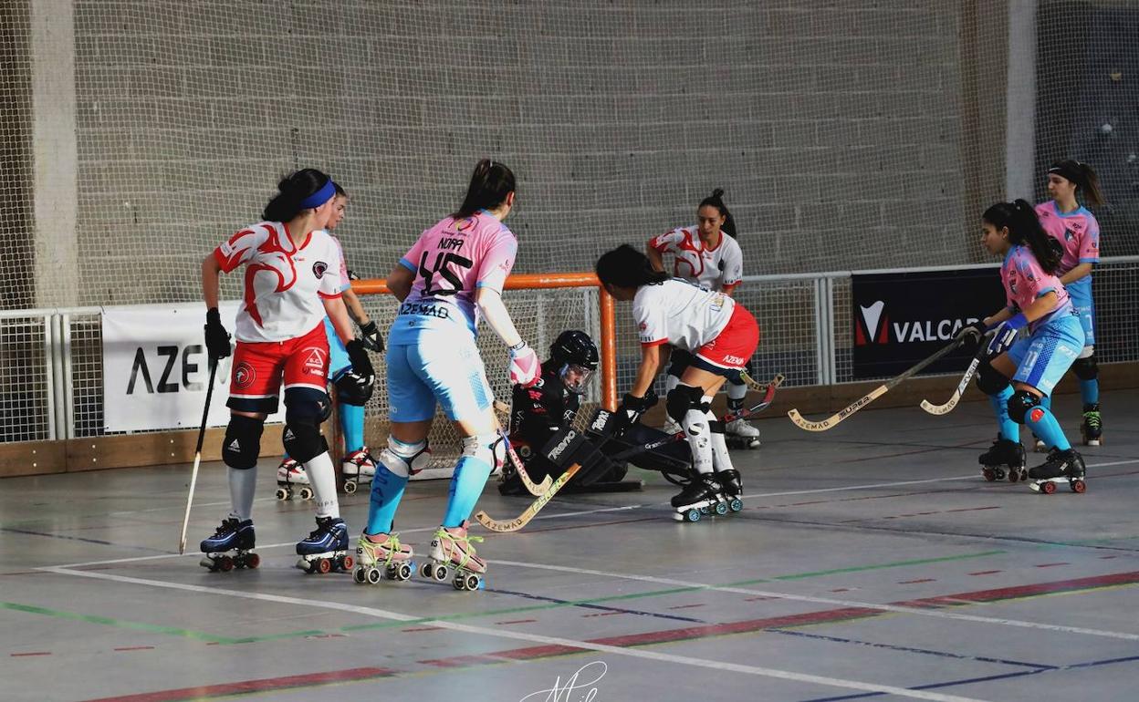 Juanita enfrente de la portera, es duda para este sábado. 