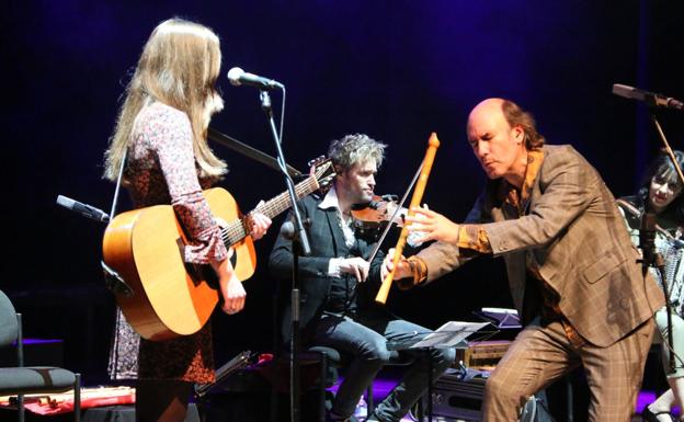 Galería. Laura Álvarez y Carlos Núñez durante el concierto.