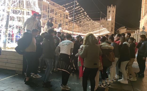 Fiesta en la plaza de Regla.