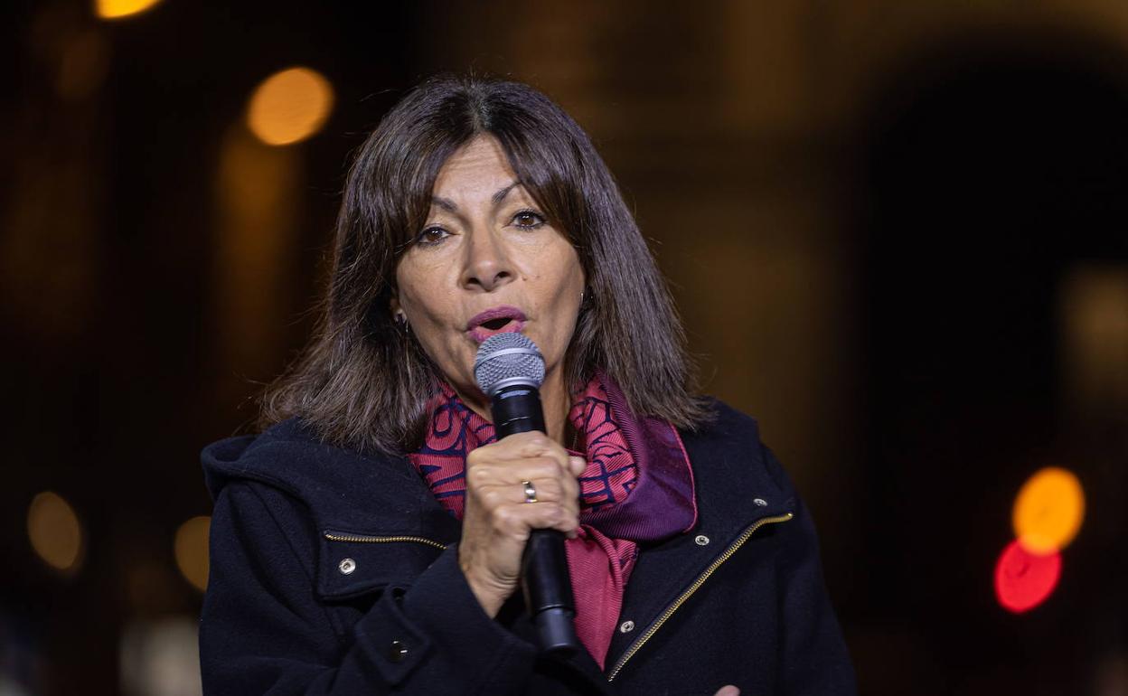 La alcaldesa de París, Anne Hidalgo, durante el encendido del alumbrado navideño el pasado 20 de noviembre. 