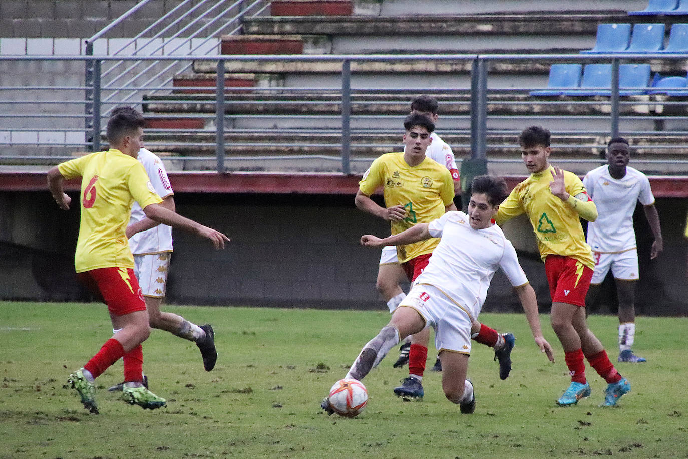 Partido correspondiente a la Jornada 14 de la División de Honor .