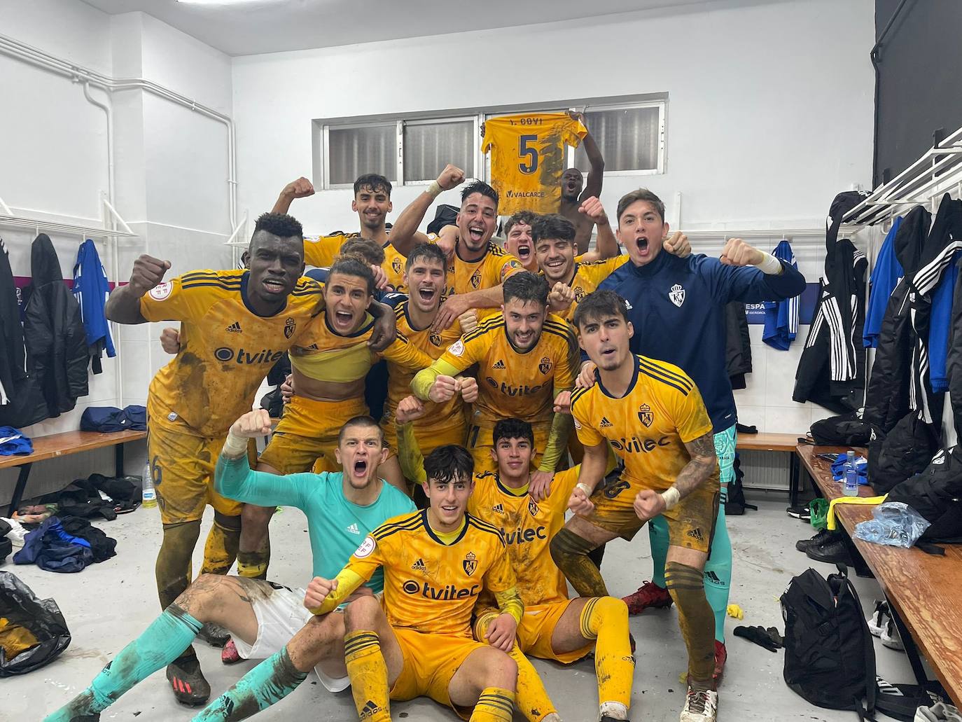 Los jugadores de la Ponferradina 'B' celebran la victoria en el Helmántico.