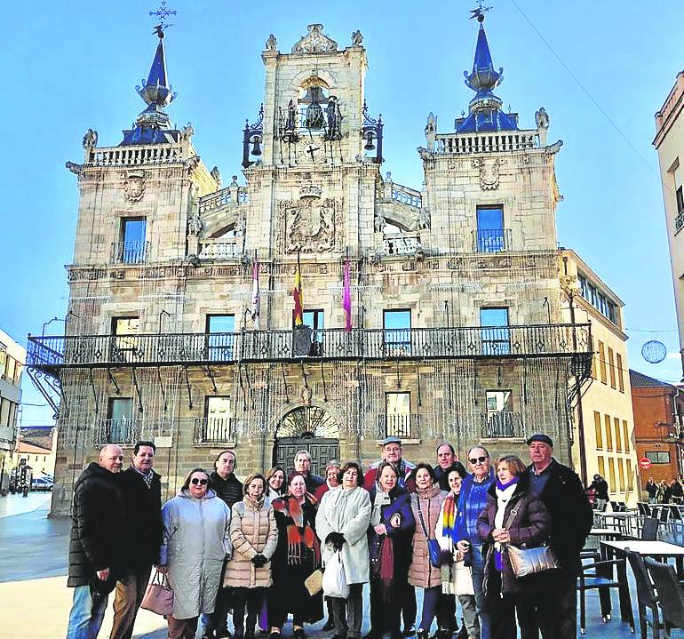 Socios de la Casa de León en Asturias ante el Ayuntamiento de Astorga. localidad en la que degustaron su cocido maragato. 