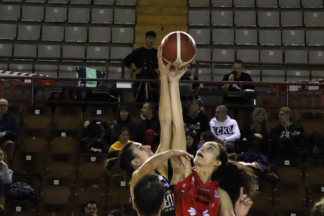 Partido correspondiente a la jornada 11 de la Liga Femenina 2.