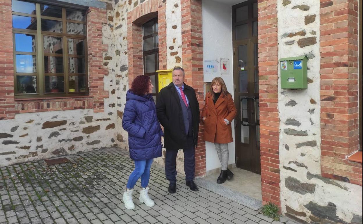 Eduardo Morán y las diputadas Carolina López y Ana Arias, en el CEAS de La Magdalena.