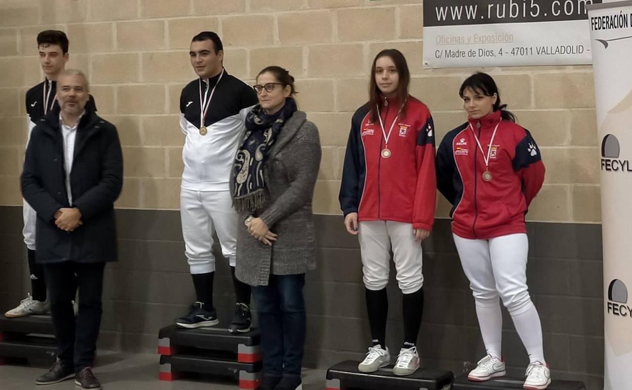 Las leonesas mandan en el Regional de esgrima.