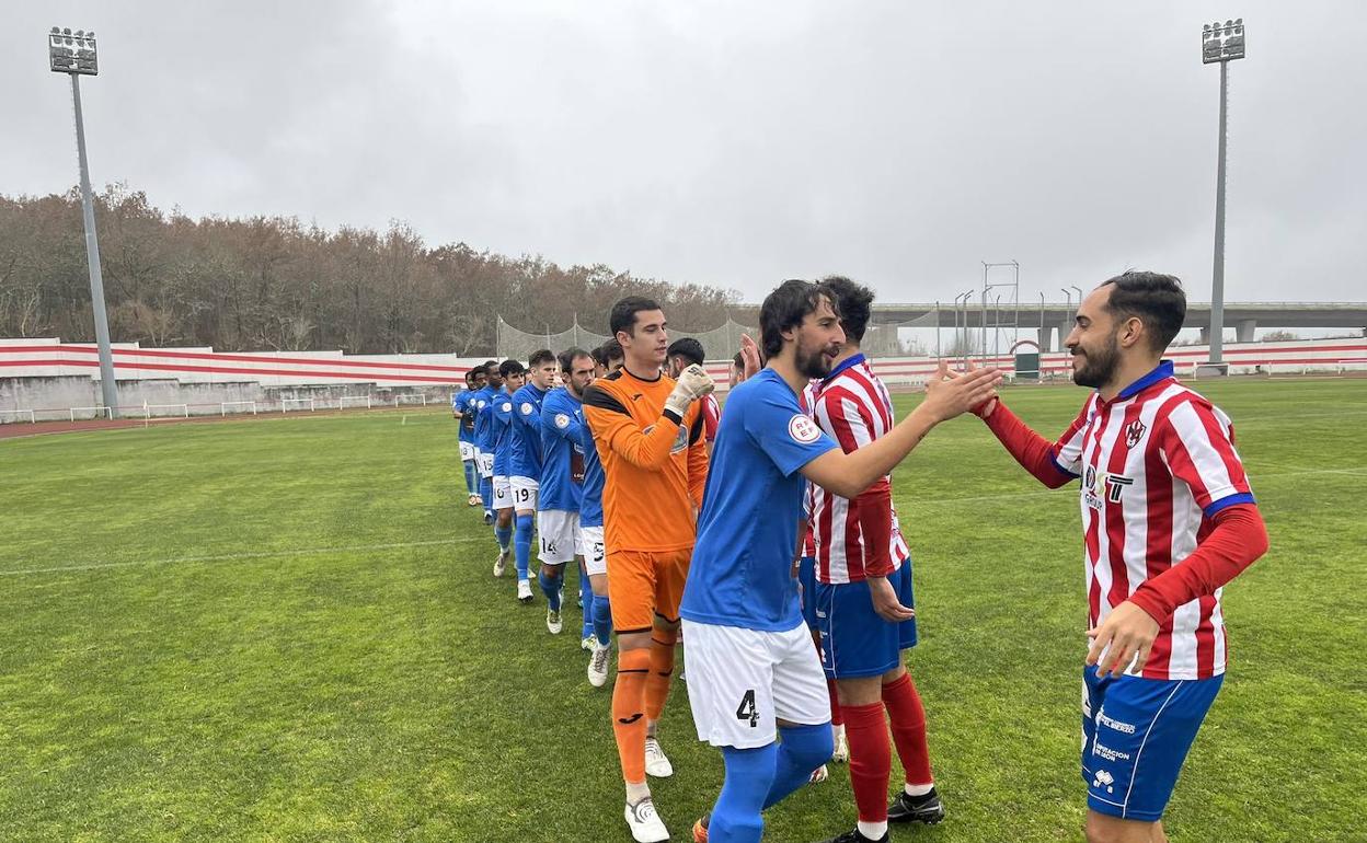 Saludo entre los equipos antes del partido.